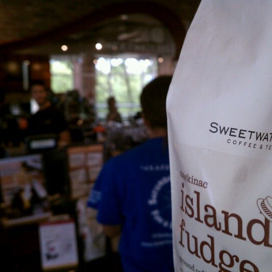 Das Foto wurde bei Sweetwaters Coffee &amp; Tea Plymouth Green von Schay G. am 8/2/2012 aufgenommen