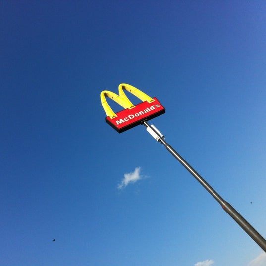 รูปภาพถ่ายที่ McDonald&#39;s โดย Corné K. เมื่อ 5/14/2012
