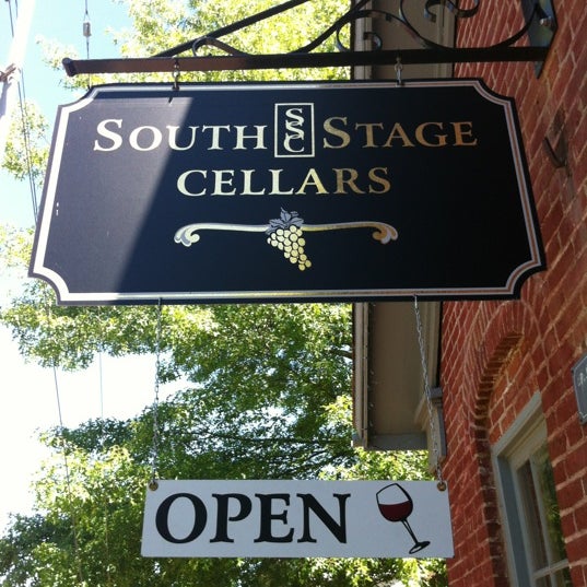 6/13/2012에 Lisa P.님이 South Stage Cellars에서 찍은 사진