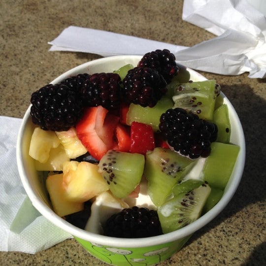 รูปภาพถ่ายที่ Tutti Frutti Frozen Yogurt โดย Allison B. เมื่อ 3/17/2012