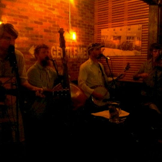Foto diambil di Roadhouse Pub &amp; Eatery oleh Mike M. pada 7/24/2012