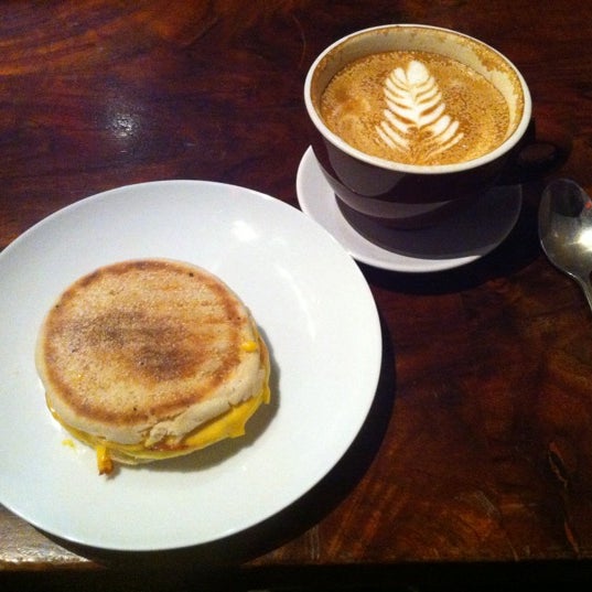 Foto tirada no(a) East Village Coffee Lounge por Jason d. em 5/27/2012