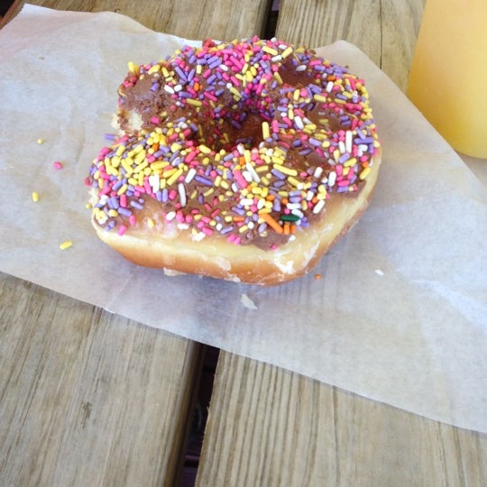 Снимок сделан в Yummies Donuts &amp; BBQ пользователем Kathleen H. 3/31/2012