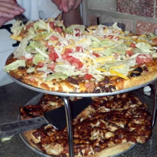 Foto tomada en Big Bob&#39;s Pizza  por Alison W. el 9/3/2012