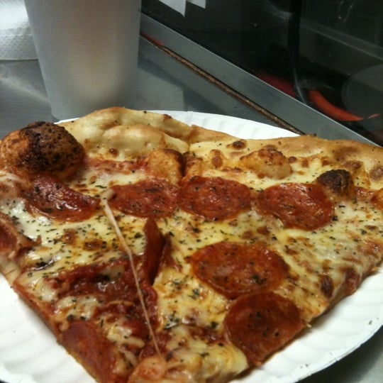 รูปภาพถ่ายที่ Santora&#39;s Pizza โดย Benton เมื่อ 6/20/2012