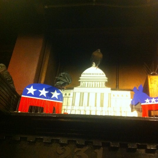6/1/2012 tarihinde Milton H.ziyaretçi tarafından Capitol Lounge'de çekilen fotoğraf