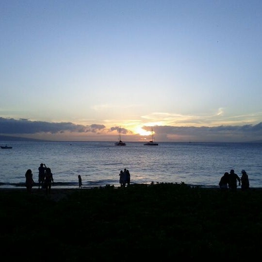 Foto diambil di Leilani&#39;s On The Beach oleh Ms.Fu pada 4/29/2012