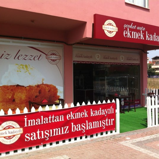 รูปภาพถ่ายที่ Şevket Usta Ekmek Kadayıfı โดย Alper Ö. เมื่อ 7/27/2012