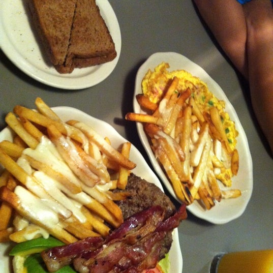 6/6/2012 tarihinde Jay C.ziyaretçi tarafından Crosstown Diner'de çekilen fotoğraf