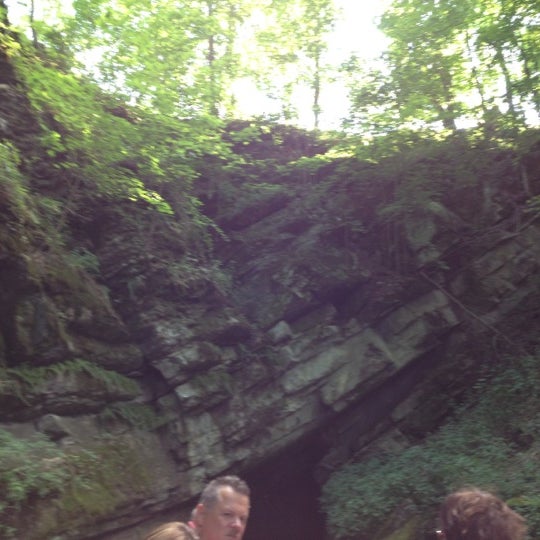 Foto tomada en Penn&#39;s Cave  por Tessa R. el 7/25/2012