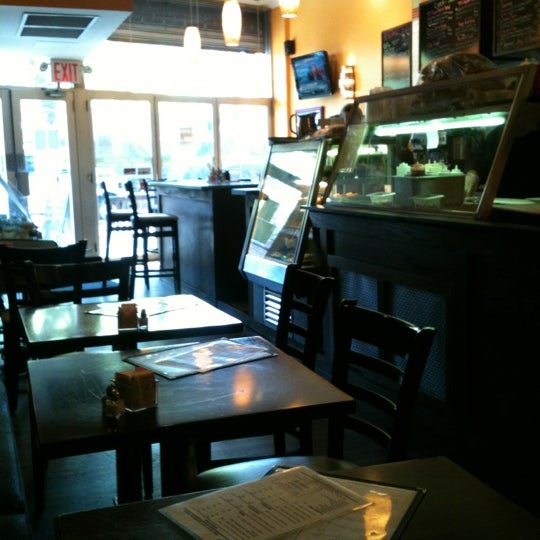Foto scattata a The Path Cafe da Viviane P. il 4/16/2012