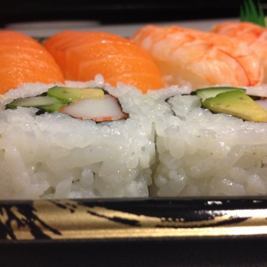 Снимок сделан в Sushi! by Bento Nouveau пользователем Brigitte P. 5/22/2012