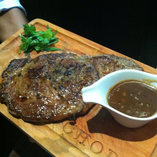 รูปภาพถ่ายที่ Chops Chicago Steakhouse โดย Celina เมื่อ 7/14/2012