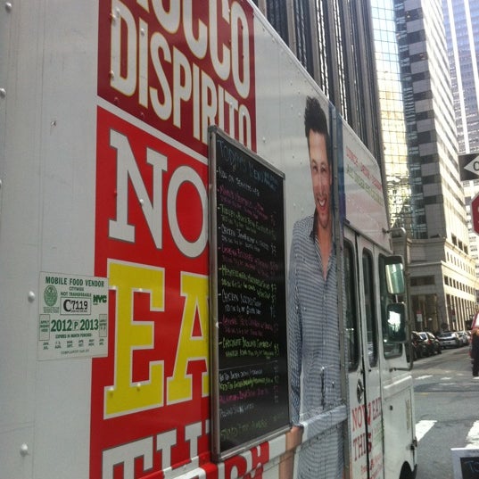Снимок сделан в Now Eat This! Truck пользователем Keisha R. 3/8/2012