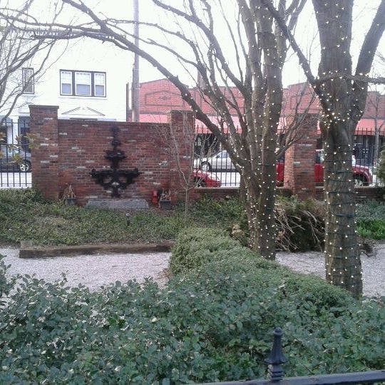 รูปภาพถ่ายที่ Georgetown Restaurant โดย Kristen C. เมื่อ 3/19/2012
