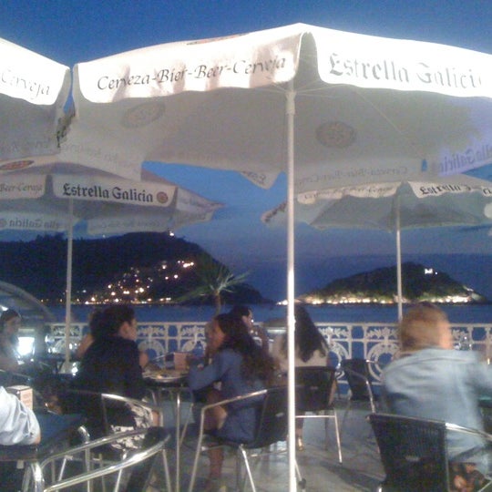 Photo taken at Restaurante La Perla by Maite A. on 7/25/2012