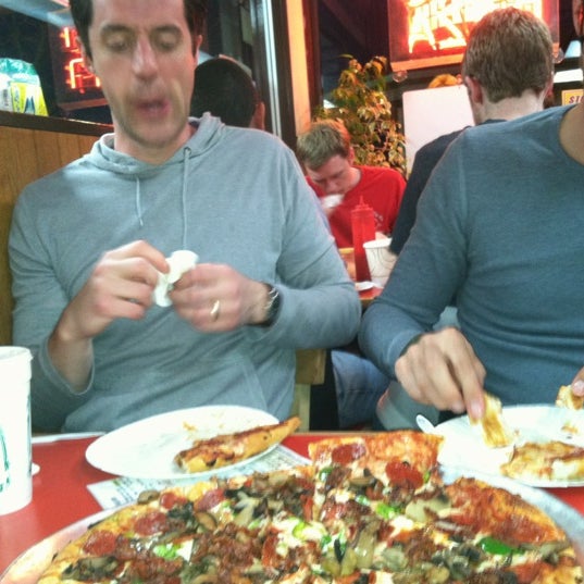 4/15/2012にKyle V.がLouie&#39;s Pizzaで撮った写真