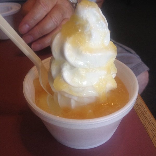 รูปภาพถ่ายที่ Mr. K&#39;s Soft Ice Cream &amp; Drive In โดย Stephanie N. เมื่อ 9/8/2012