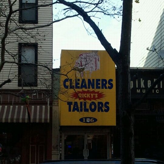 Foto scattata a Ricky&#39;s Dry Cleaners &amp; Tailoring (Williamsburg, Brooklyn) da Virginia Z. il 12/2/2011