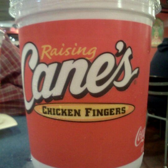 Foto tomada en Raising Cane&#39;s Chicken Fingers  por Melissa M. el 3/5/2011