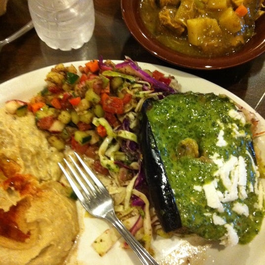 รูปภาพถ่ายที่ Aladdin Mediterranean Cuisine โดย Camille A. เมื่อ 9/4/2011
