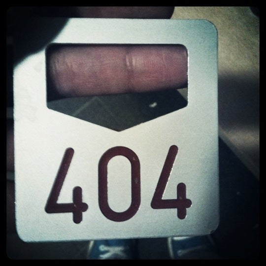 An der Garderobe die Nummer 404 bekommen :3