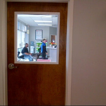 3/17/2012にLalita A.がThe Paw Patch Veterinary Clinicで撮った写真