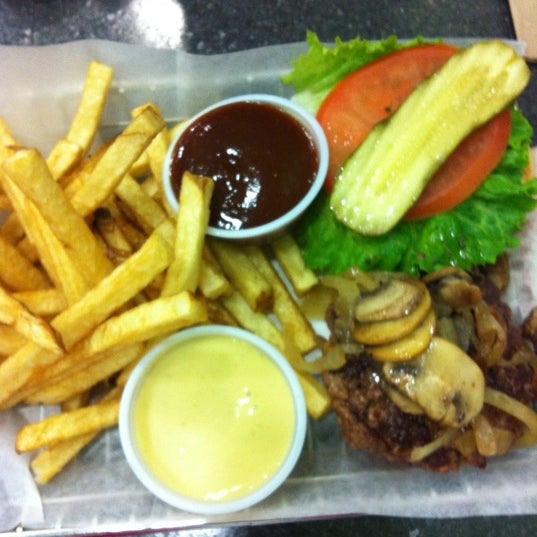 1/29/2012 tarihinde Elizabeth E.ziyaretçi tarafından Burger Boss'de çekilen fotoğraf
