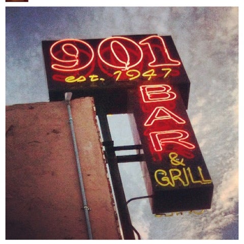 รูปภาพถ่ายที่ 901 Bar &amp; Grill โดย Joe L. เมื่อ 8/11/2012