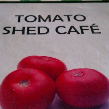 Снимок сделан в Stono Market &amp; Tomato Shed Cafe пользователем Jeni B. 5/13/2011