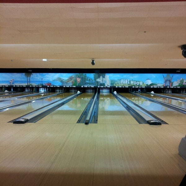 Foto tirada no(a) Pinz Bowling Center por Suave x. em 5/8/2012