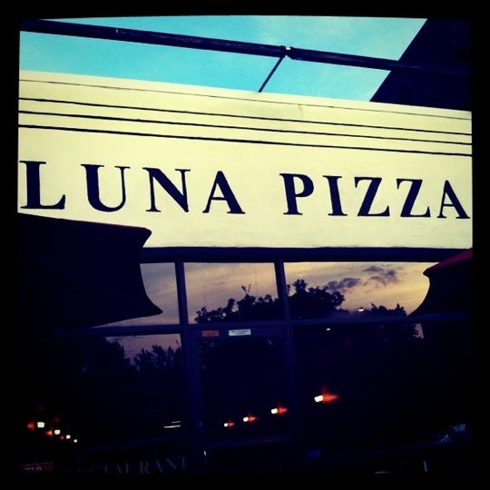 6/28/2011 tarihinde Chris B.ziyaretçi tarafından Luna Pizza - West Hartford'de çekilen fotoğraf