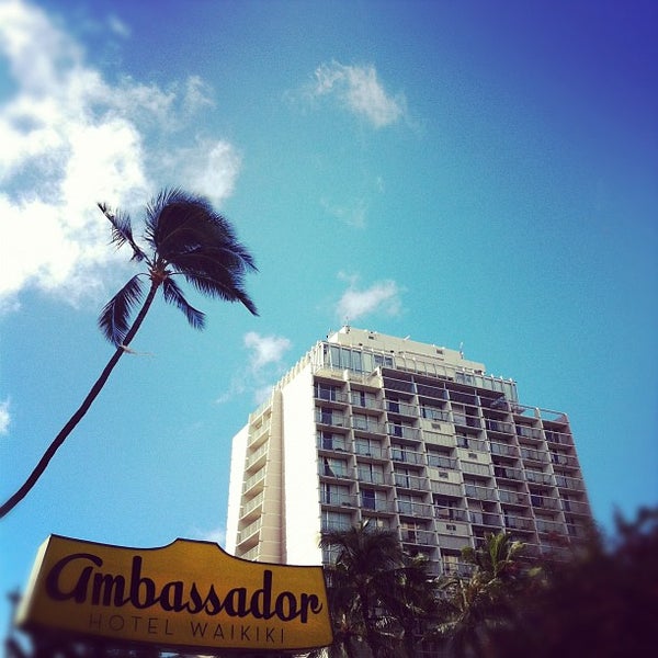 Снимок сделан в Ambassador Hotel Waikiki пользователем Tomoyuki S. 7/13/2012