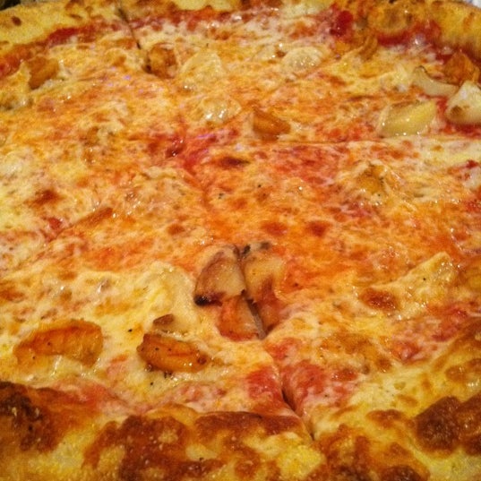 Das Foto wurde bei Pizza Orgasmica &amp; Brewing Co. von Ira S. am 9/10/2011 aufgenommen