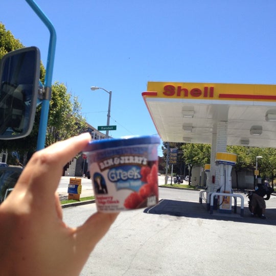 Foto diambil di Shell oleh Ben Jerry&#39;s Truck West pada 6/10/2012