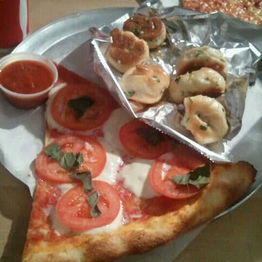 Снимок сделан в Joe&#39;s Pizza - Hollywood Blvd пользователем 오미헤 8/12/2011