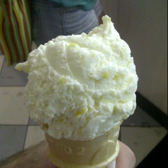Foto diambil di Hartzell&#39;s Ice Cream oleh Ryley M. pada 9/3/2011
