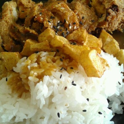 Try the chicken curry katsu cheese rice. It is v delicious!!