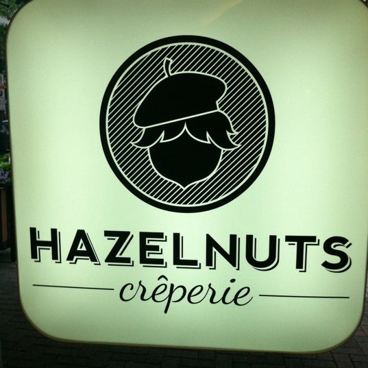 รูปภาพถ่ายที่ Hazelnuts Creperie โดย Cayce T. เมื่อ 6/25/2012