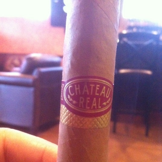 รูปภาพถ่ายที่ Tobacco Locker Cigar Bar โดย John C. เมื่อ 6/8/2012