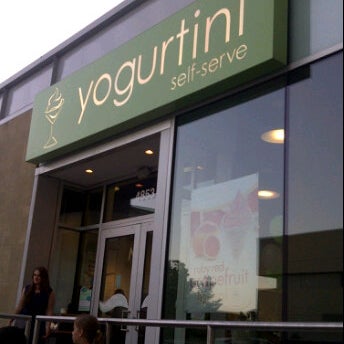 8/15/2011에 rob p.님이 Yogurtini Self Serve에서 찍은 사진