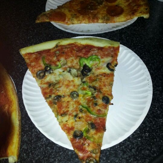 Foto tomada en Joe&#39;s New York Pizza  por Jen V. el 12/17/2011