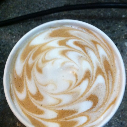6/11/2012 tarihinde Nina S.ziyaretçi tarafından Groundwork Coffee'de çekilen fotoğraf