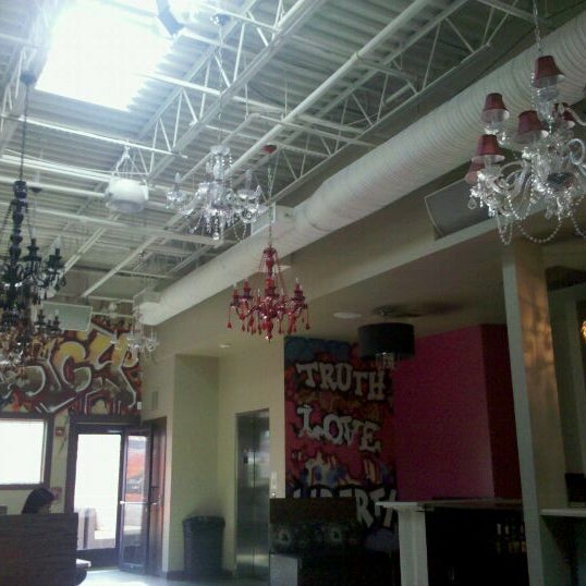 Das Foto wurde bei Policy Restaurant &amp; Lounge von JR R. am 5/17/2012 aufgenommen