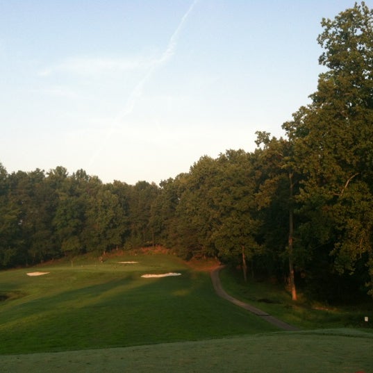 Foto diambil di Redgate Golf Course oleh Lynn N. pada 8/9/2012
