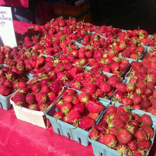 Foto diambil di Morton Grove Farmers&#39; Market oleh Emily S. pada 6/2/2012