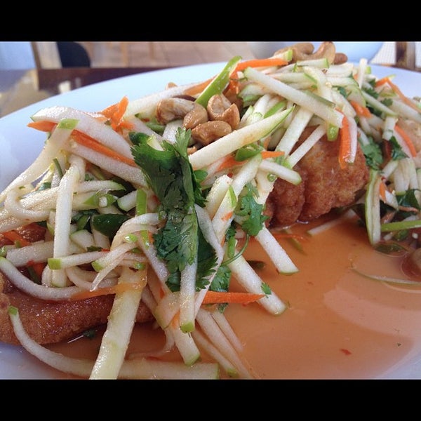 6/14/2012 tarihinde Long Beach Restaurant I.ziyaretçi tarafından Aura Thai'de çekilen fotoğraf