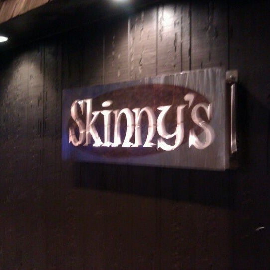 Снимок сделан в Skinny&#39;s Lounge пользователем luke d. 1/17/2012