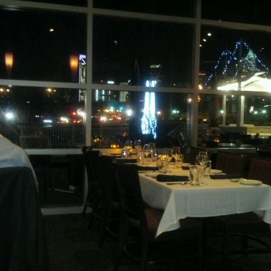 Foto scattata a Dressler&#39;s Restaurant da Jonica B. il 12/15/2011