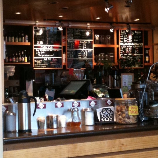 Foto diambil di JavaVino Coffee &amp; Wine House oleh @vtxxlxnk pada 3/9/2011